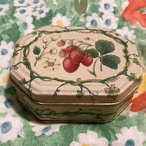 LAST CHANCE 🎁 Strawberry KURKI Metal Small Tin Box AS IS